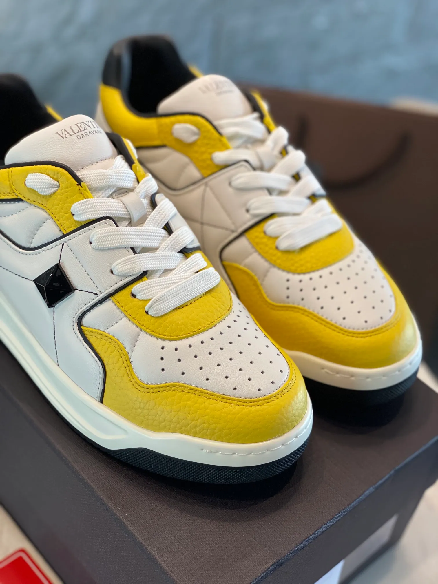 👟👟Ex-factory price 780👟👟 Valentino ONE STUD calfskin lace-up sneakers. Soft suede low-top sneakers, classic and versatile, couple's sneakers, special goods, worth buying! A pair of simple shoes with unique details will save you from the difficulty of dressing. OneStud sneakers, with quilted plaid and oversized rivets, create an eye-catching punk style and get rid of the heavy feeling of this season's clothing. U👟👟Ex-factory price raise calfskin derby shoes, with exquisite leather construction and simple silhouette, smooth lines set the tone of coolness, they are a versatile item in the wardrobe. There are more Valentino boutique shoes waiting for you to unlock! It’s time to get the shoes you’ve been coveting for a long time! Officially on sale 7,+++ - Seven straps, decorated with metallic rubber effect. Decoration on the back and tongue. Size 35-44.